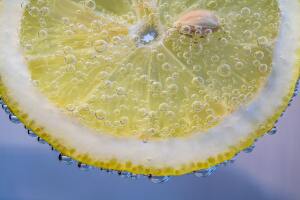Zitronenscheibe in Wasser